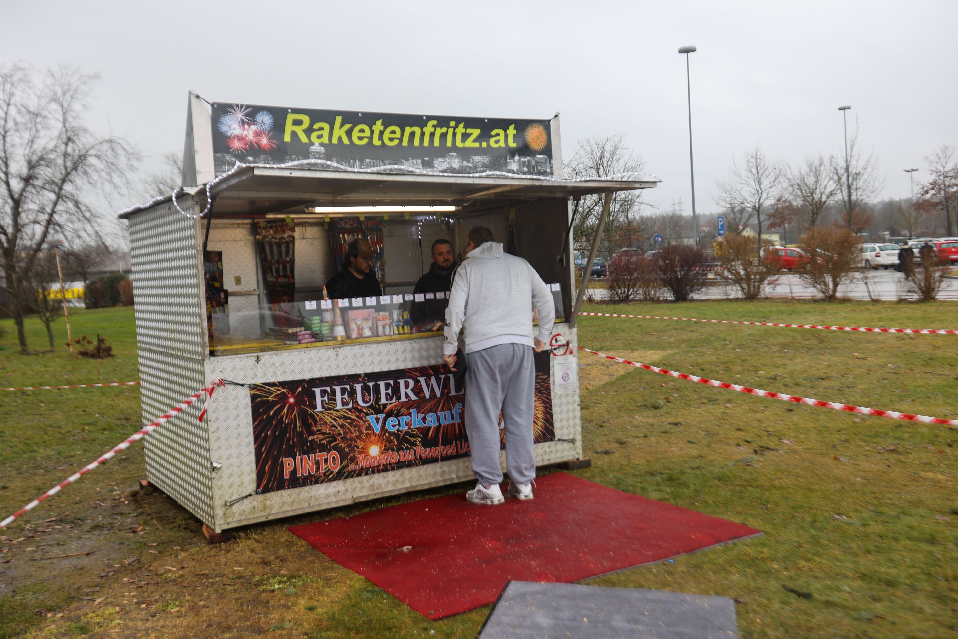 Weil in Deutschland Böller-Verkaufsverbot ist, fahren die Bayern über die Grenze, kaufen in Oberösterreich ein.