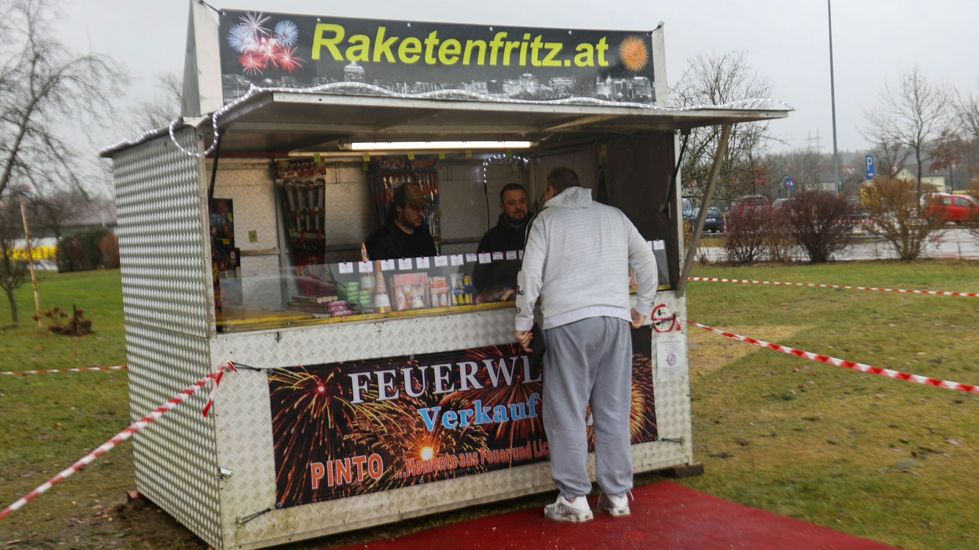 Weil in Deutschland Böller-Verkaufsverbot ist, fahren die Bayern über die Grenze, kaufen in Oberösterreich ein.