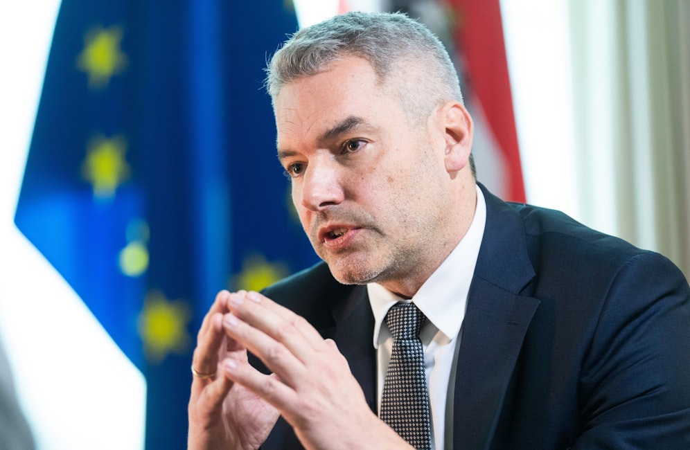 Karl Nehammer verteidigt seine Partei, wird aber von Korruptionsexperten kritisiert. 