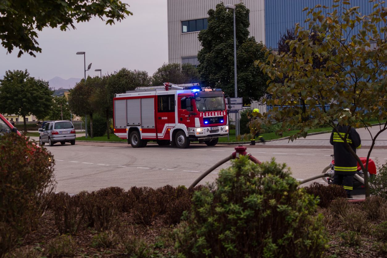 Abgestellter Lkw Geht Plötzlich In Flammen Auf | Heute.at