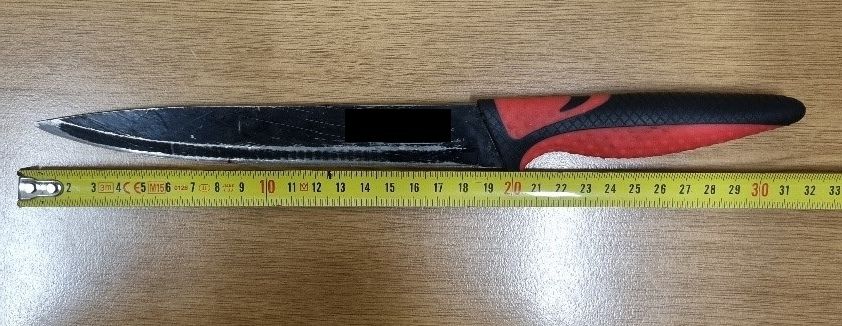 Gute 20cm misst das Messer, welches er abwechselnd gegen seinen Hals, seinen Bauch und in Richtung der Polizisten hielt.
