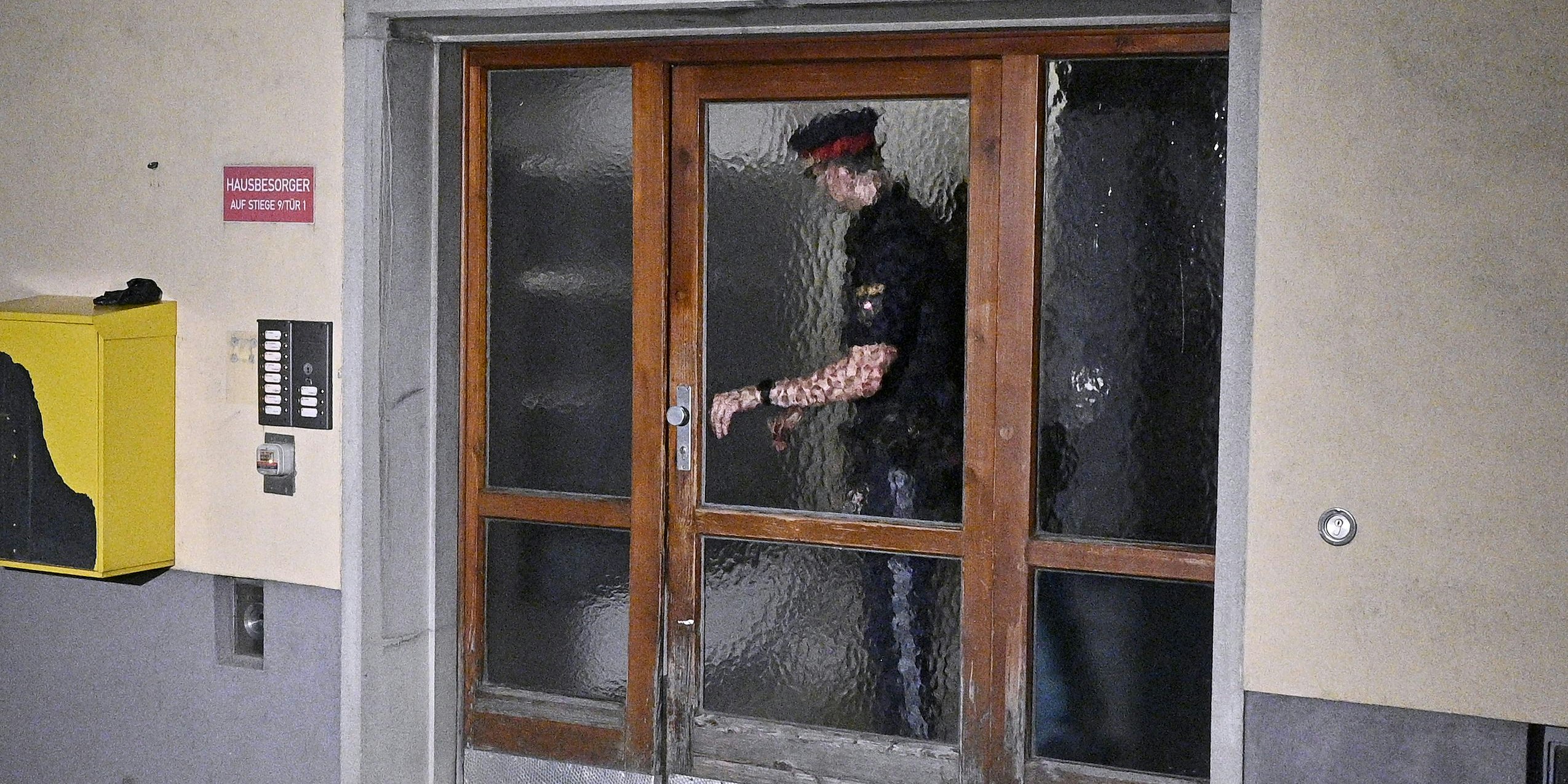 Ein Polizist wurde so schwer verletzt, dass er vorübergehend dienstunfähig ist. (Symbolbild)