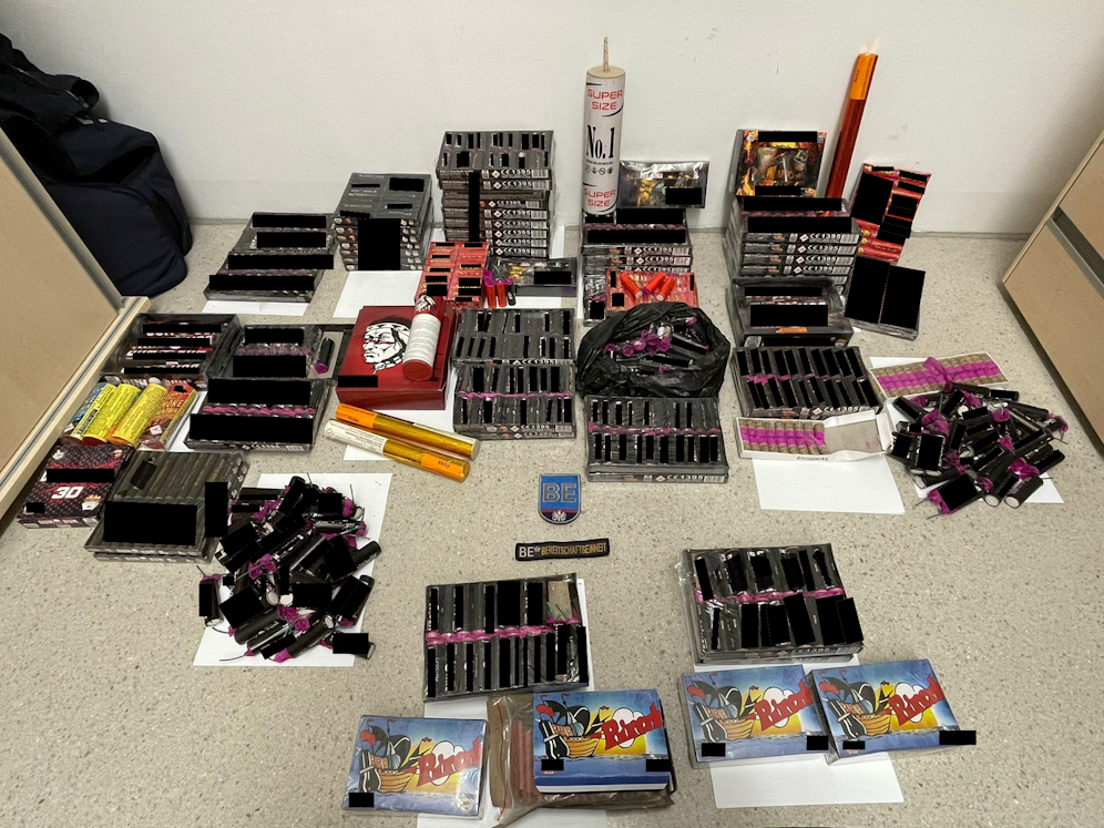 Die Polizei stellte neben mehr als 1.200 Böllern auch eine Gaspistole und Cannabis am Donnerstag sicher.&nbsp;