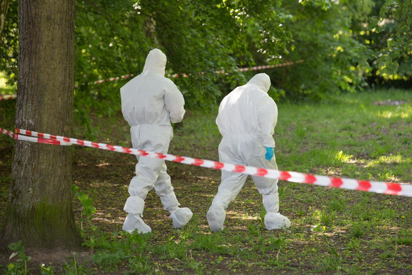 Nach dem Fund des abgetrennten Beins in einem Waldstück ermittelt die Dortmunder Polizei. (Symbolbild)