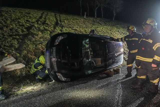 Der Lenker rutschte mit dem Wagen in einen Graben.