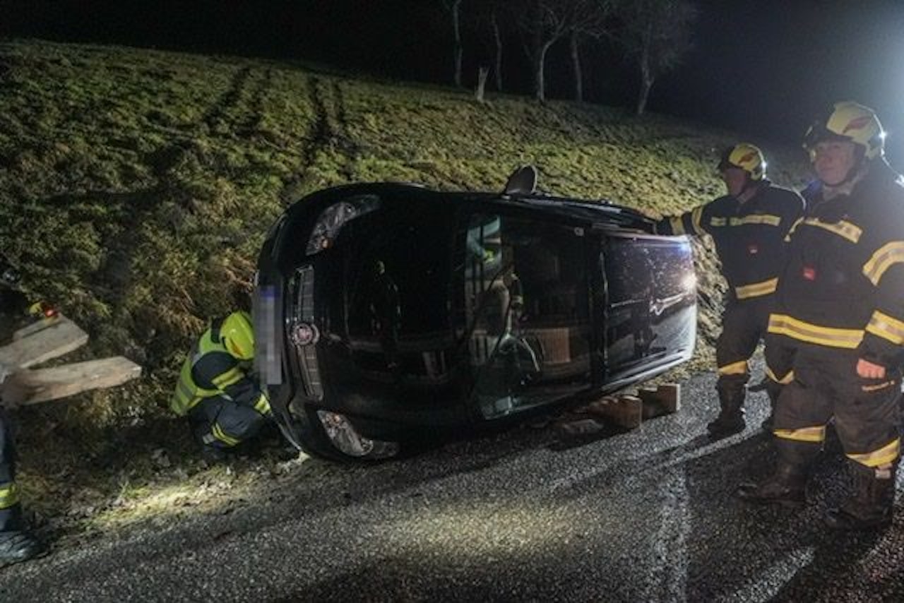 Heute.at - Lenker (72) krachte mit 1,04 Promille über Böschung