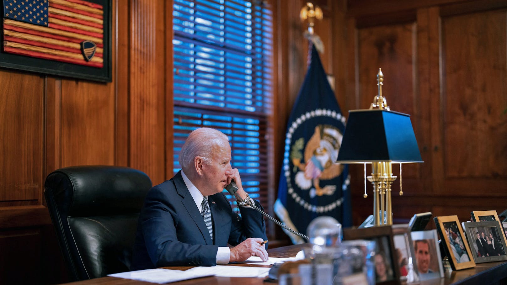 US-Präsident Joe Biden am Telefon