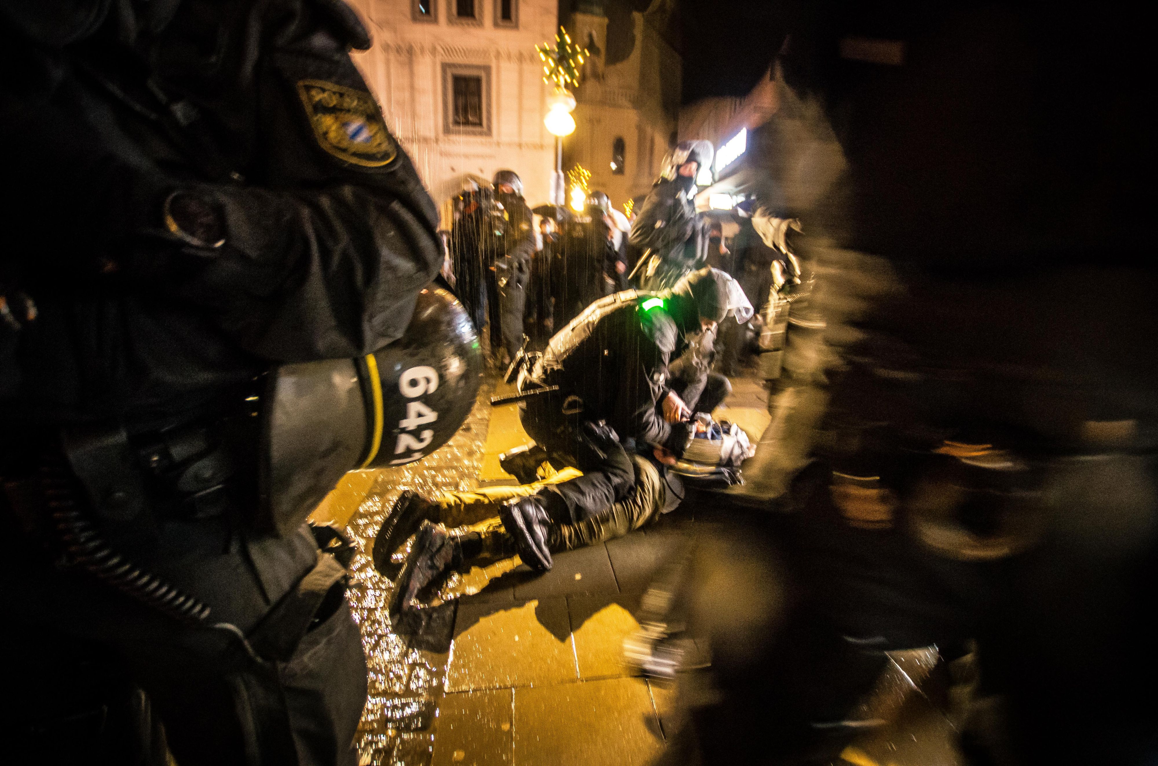 Nach einer Reihe illegaler, gewaltsamer Corona-Demos greift die deutsche Polizei nun härter durch.