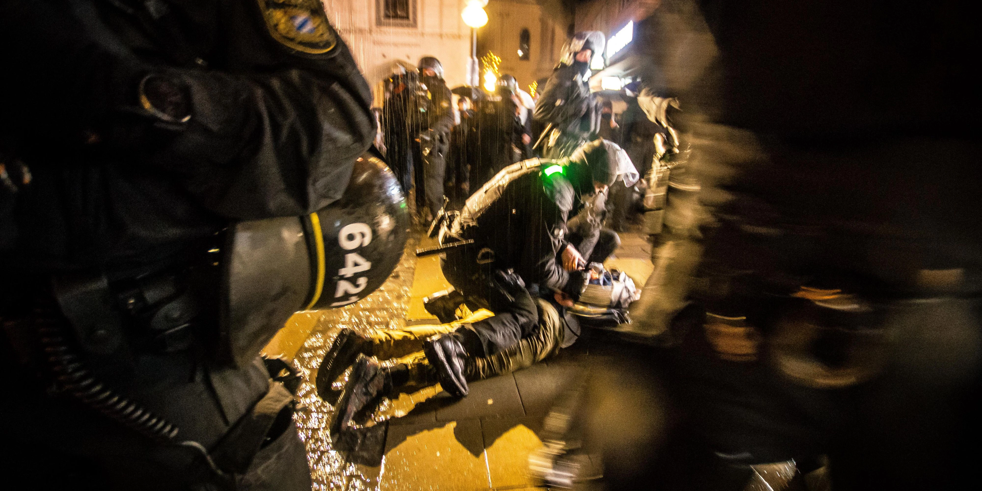 Nach einer Reihe illegaler, gewaltsamer Corona-Demos greift die deutsche Polizei nun härter durch.