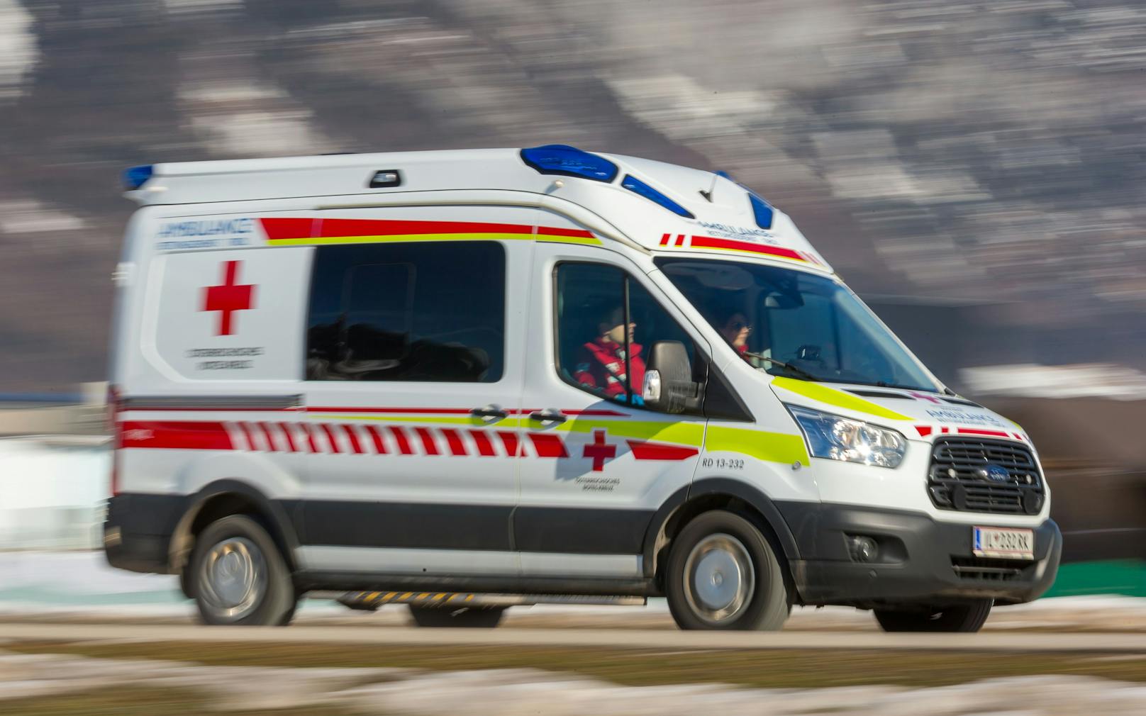 Nach einer Kollision mit einer Hauswand musste die Rettung in Bregenz zur Erstversorgung ausrücken. (Symbolfoto)