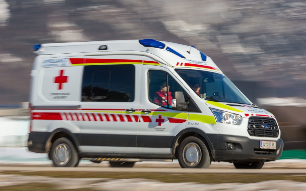 Die Rettung brachte die Familie ins Krankenhaus. (Symbolbild)