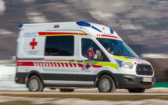 Der Verletzte wurde mit der Rettung ins Krankenhaus nach Villach transportiert. (Symbolbild)
