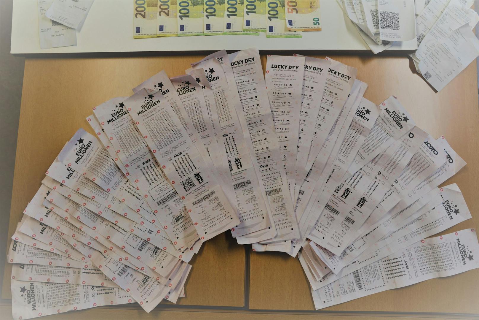 Eine 22-jährige Tennengauerin wird beschuldigt, sich zwischen Anfang Oktober und Anfang Dezember Lotteriescheine um rund 40.000 Euro erschlichen zu haben.