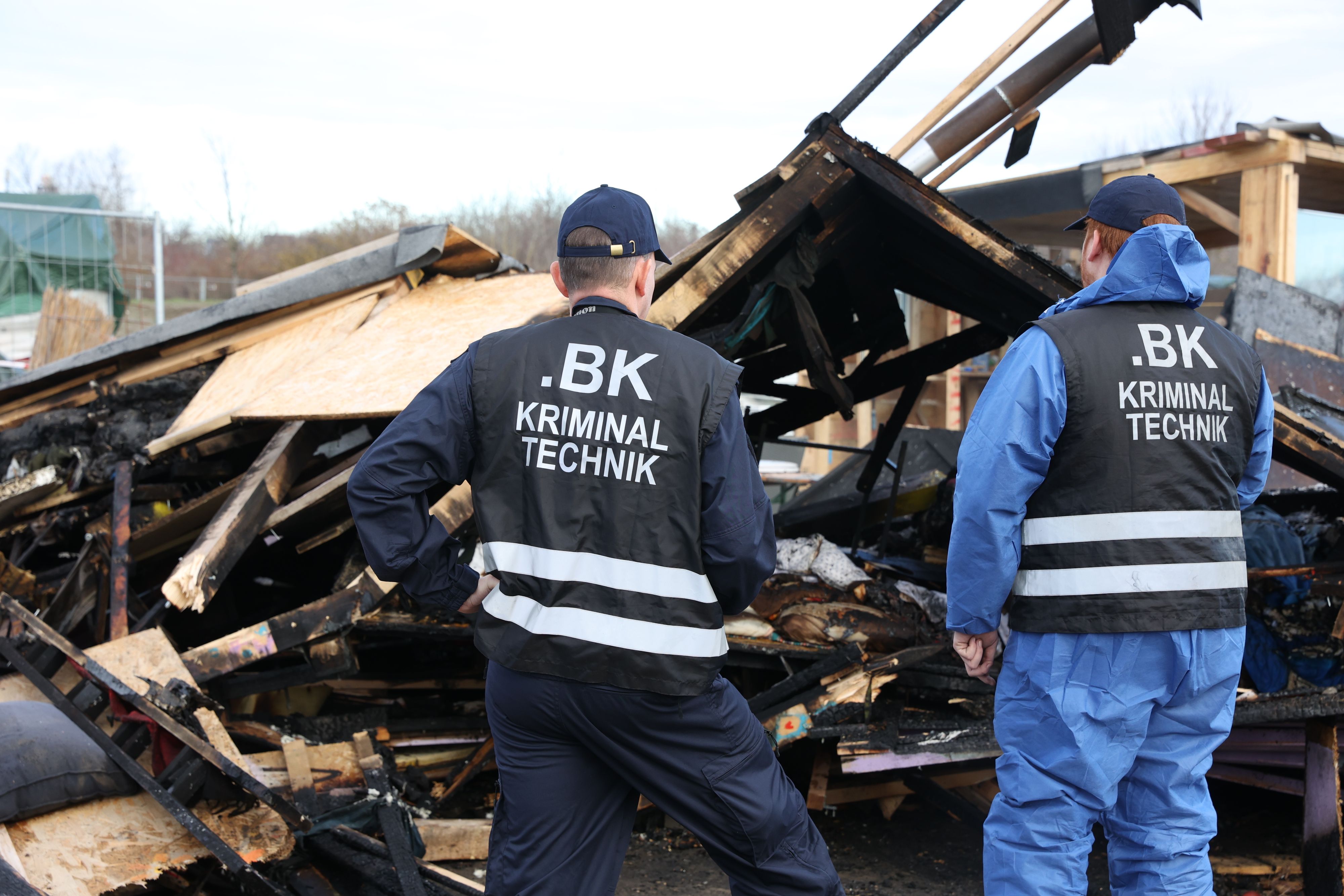 Nach dem Feuer im Camp der Lobau-Aktivisten geht die Wiener Polizei dem Verdacht der Brandstiftung nach.