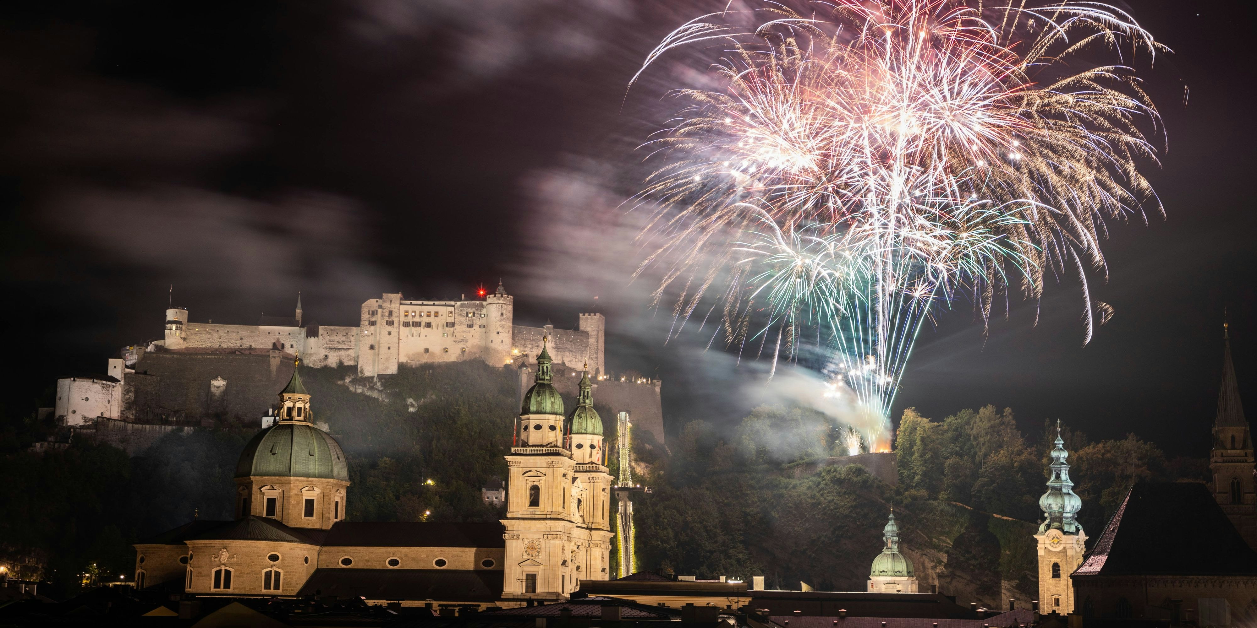 Wer ein professionelles Feuerwerk erblicken will, muss zum Wechsel auf 2022 nach Salzburg blicken.