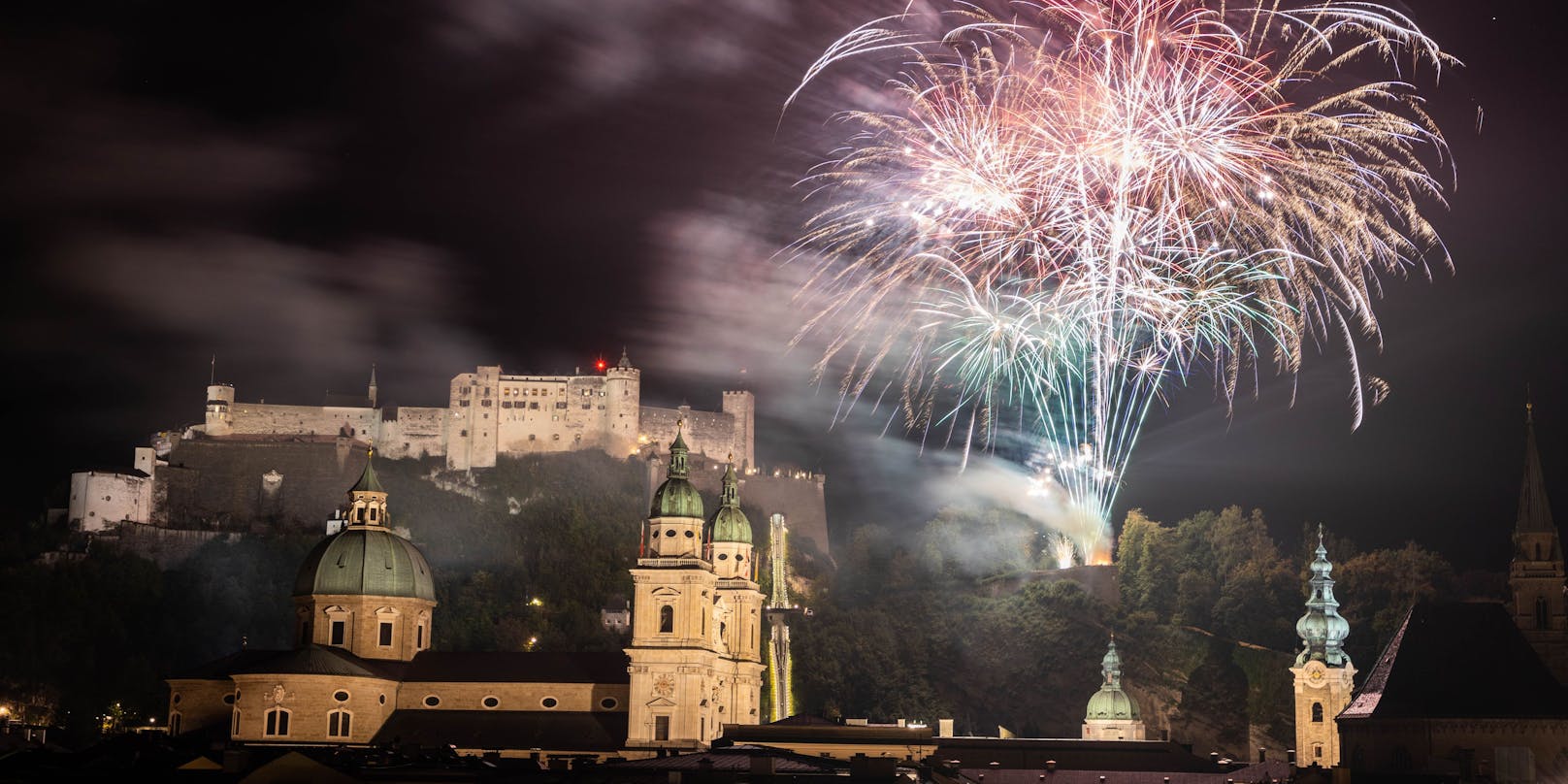 Wer ein professionelles Feuerwerk erblicken will, muss zum Wechsel auf 2022 nach Salzburg blicken.