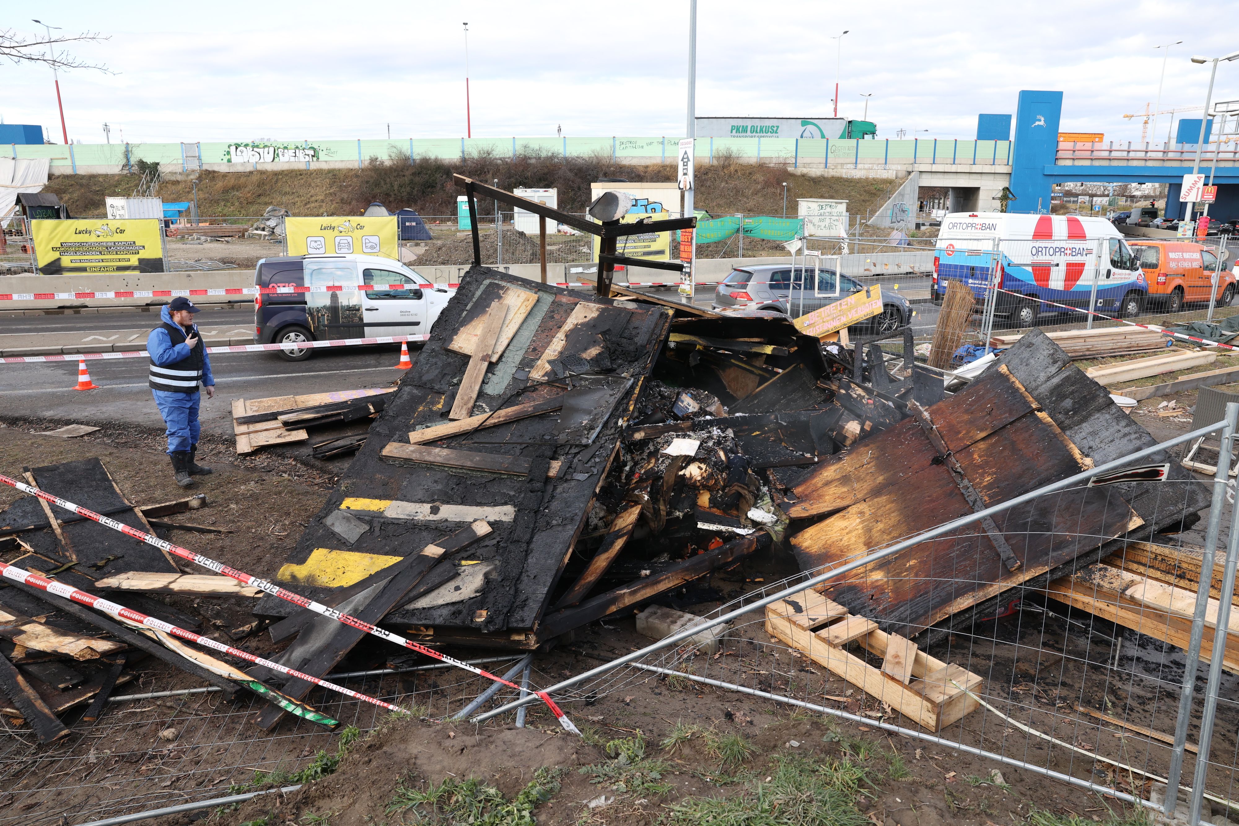 Im&nbsp;Protestcamp in Hirschstetten brach in der Nacht auf Freitag ein Feuer aus.