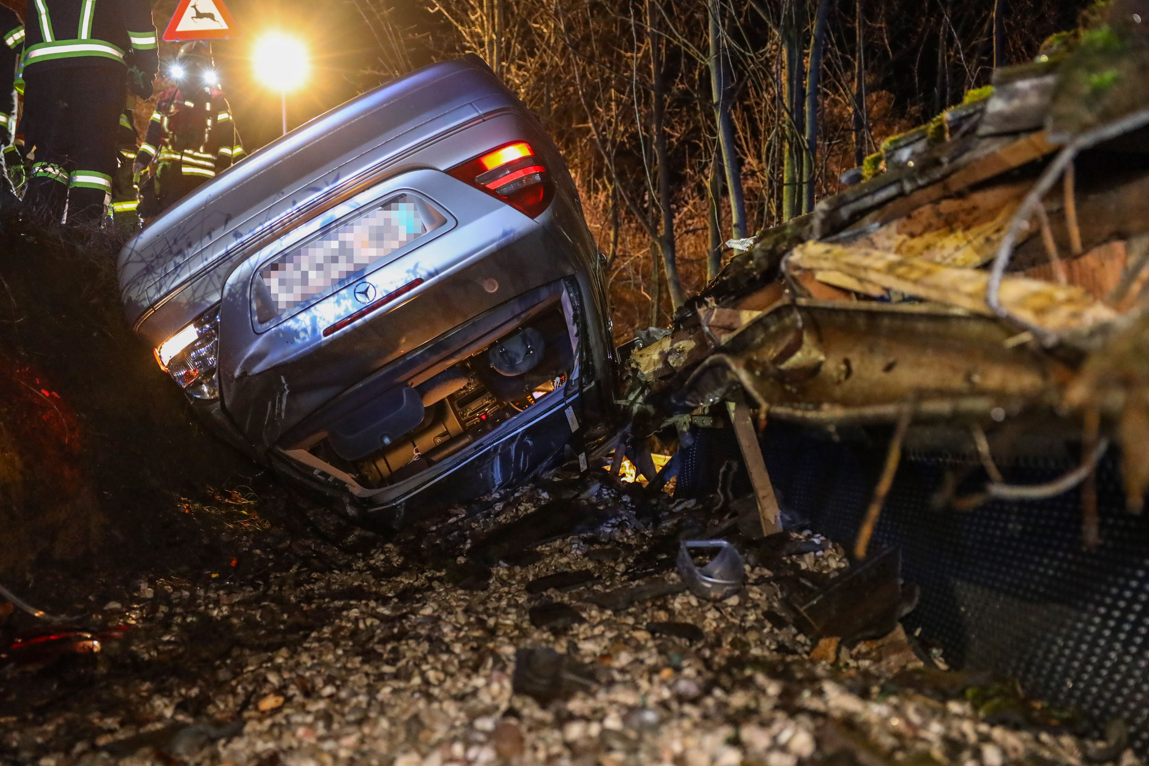Die beiden Insassen konnten sich aus dem Wrack befreien.