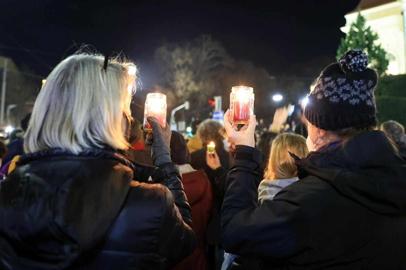 "Yeswecare" – Tausende Menschen bei Lichtermeer in Graz