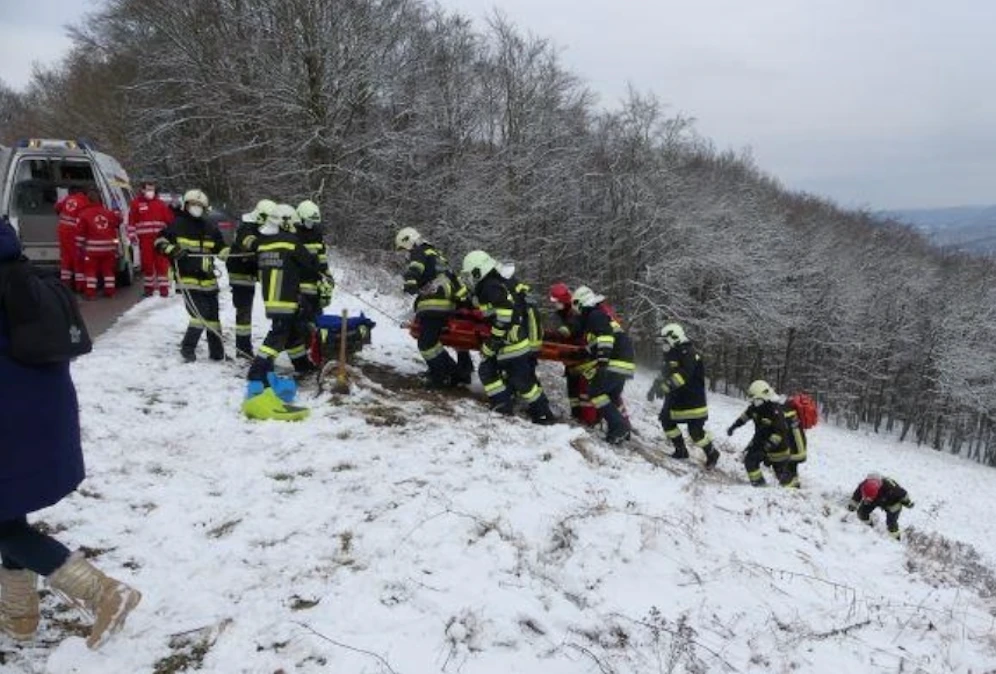 Die Feuerwehr trug den Verletzten nach oben.