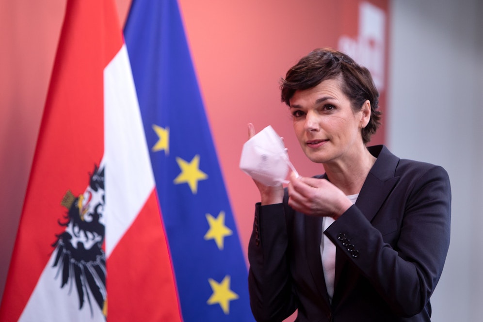 SPÖ-Chefin Pamela Rendi-Wagner nimmt während einer Pressekonferenz am 30. Jänner 2021 ihre Schutzmaske ab.