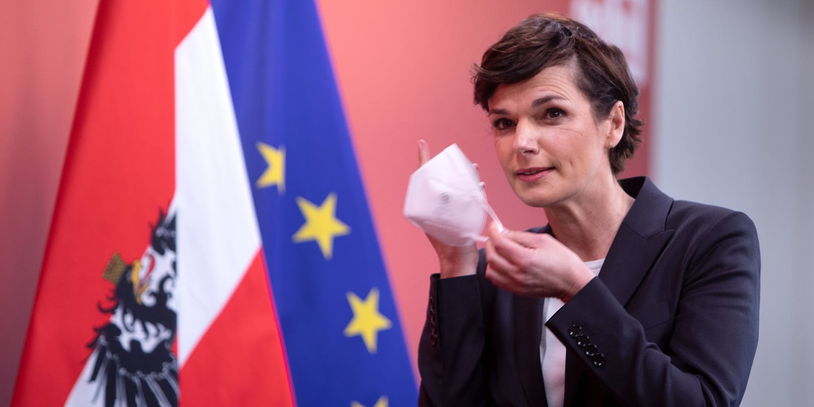 SPÖ-Chefin Pamela Rendi-Wagner nimmt während einer Pressekonferenz am 30. Jänner 2021 ihre Schutzmaske ab.