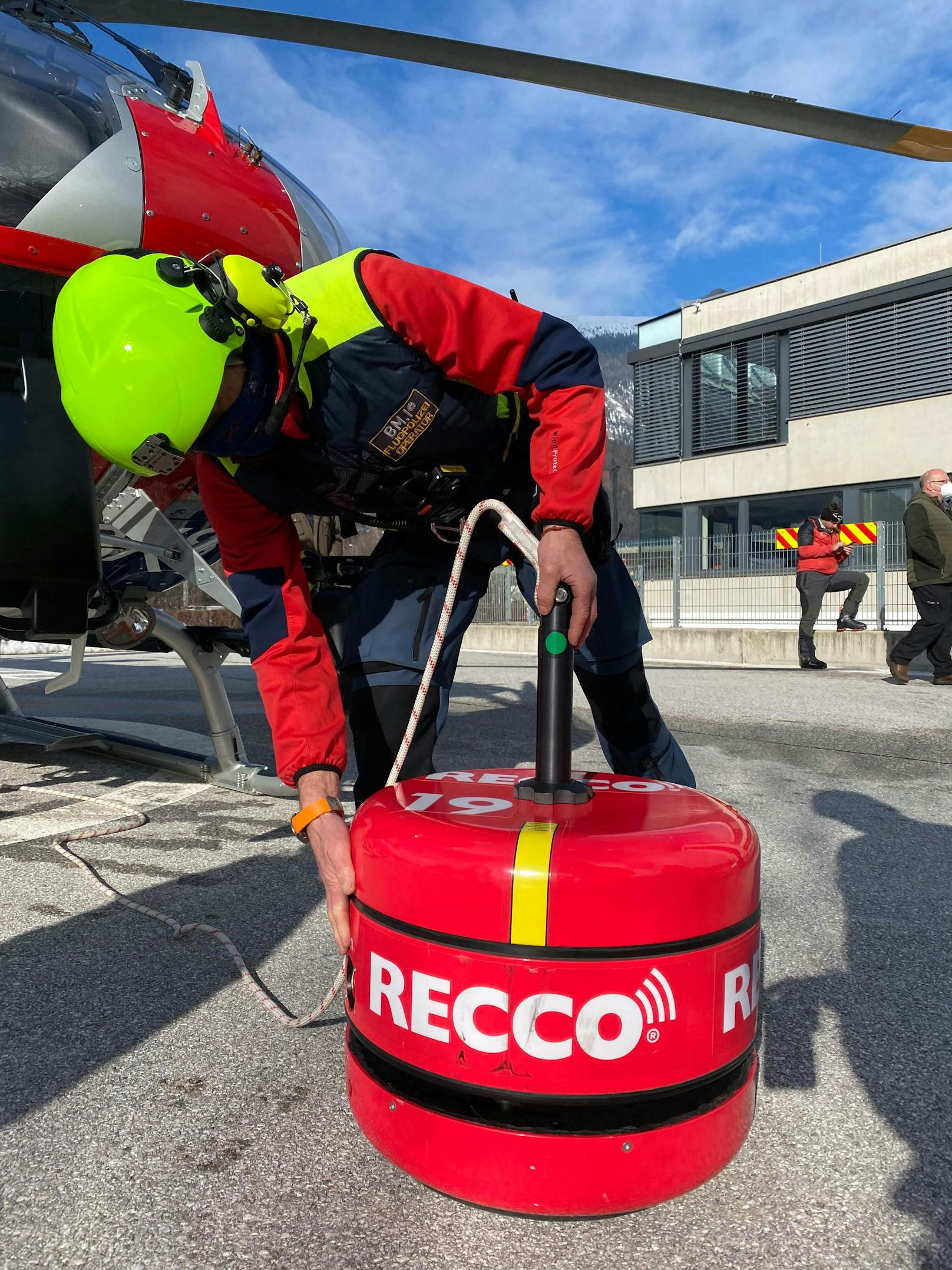 Der Verschüttete wurde mit der RECCO-Sonde der Flugpolizei Innsbruck gefunden
