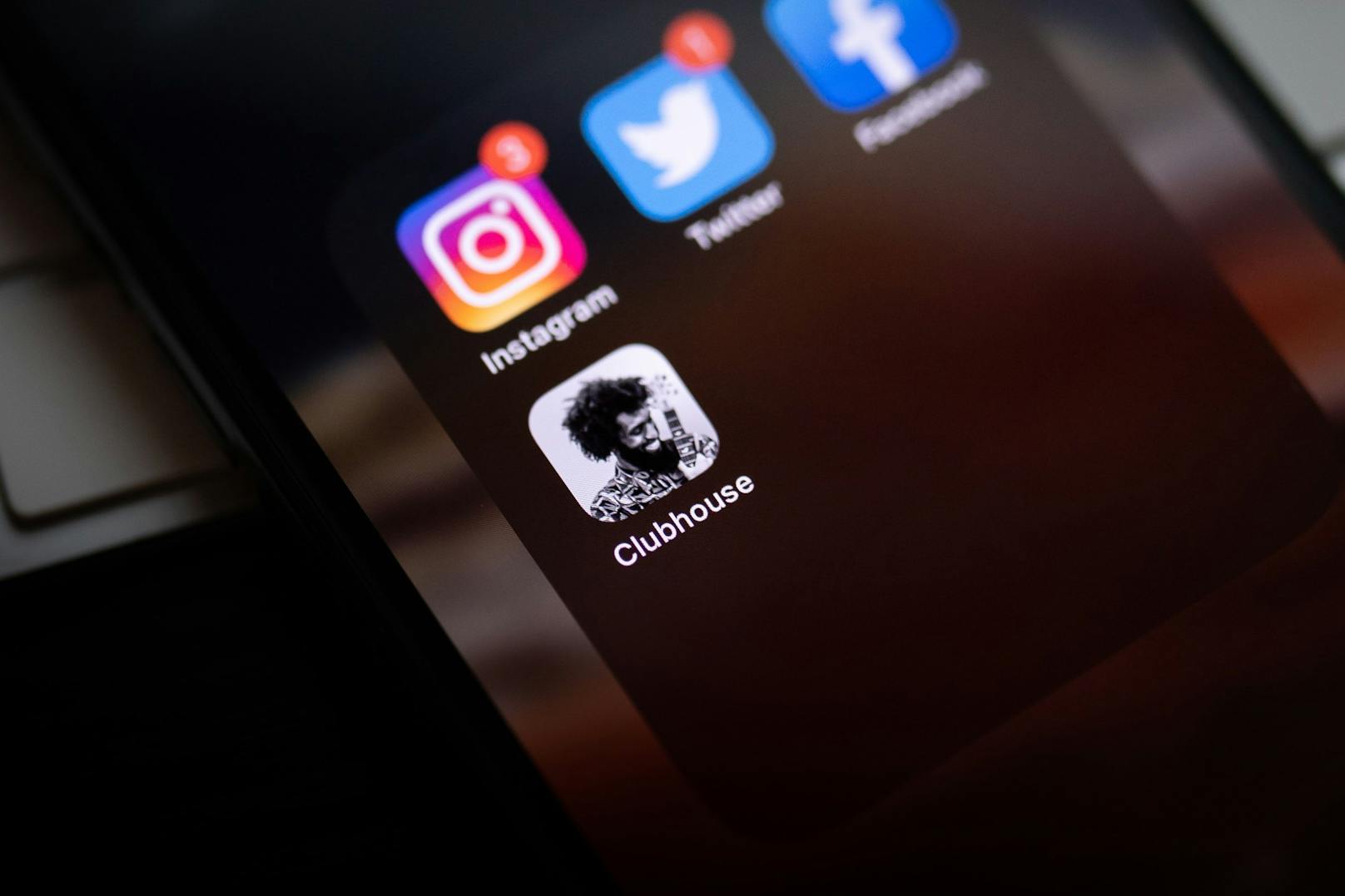Clubhouse - eine Social Media App, die statt Fotos auf Live-Talks (ohne Video) setzt.