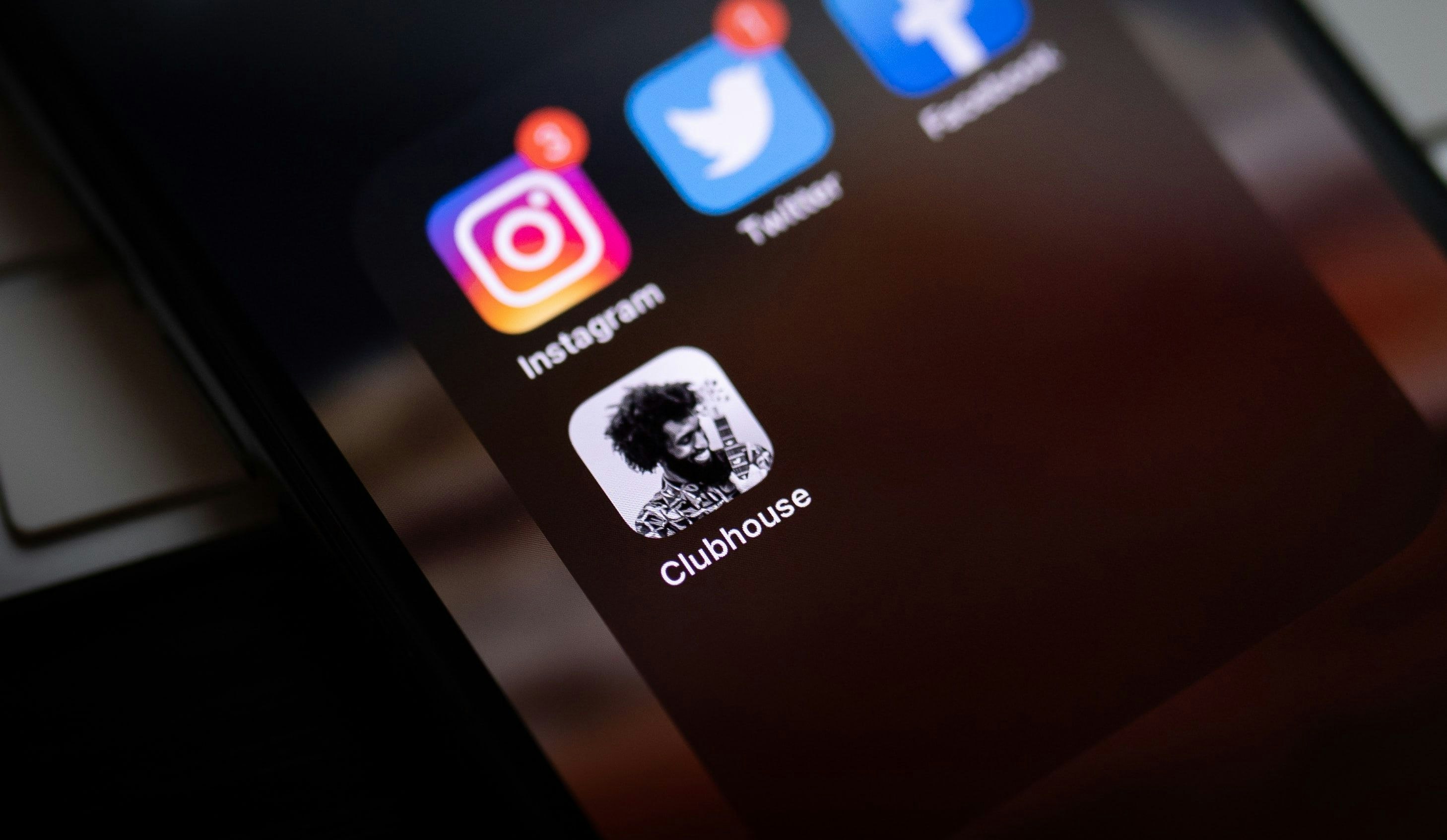 Clubhouse - eine Social Media App, die statt Fotos auf Live-Talks (ohne Video) setzt.