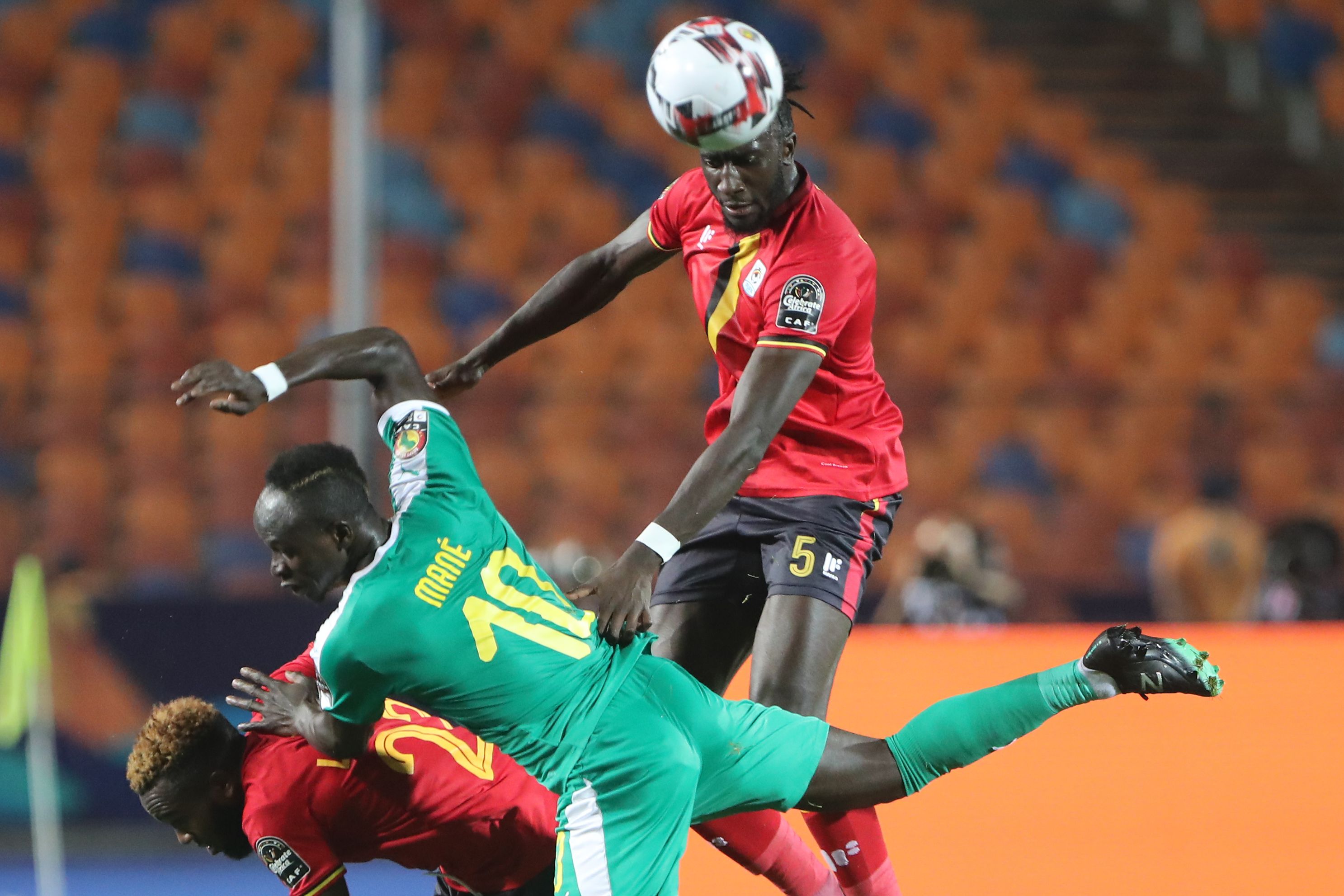 Bevis Mugabi in einem Luft-Zweikampf mit Sadio Mane im Africa-Cup-Spiel zwischen Uganda und Senegal.