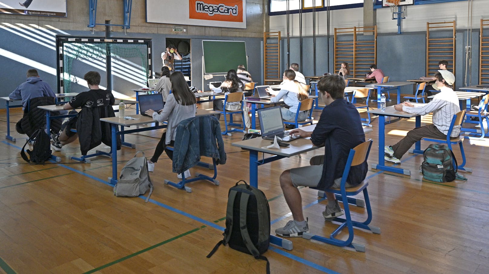 Unterricht in einem Turnsaal (Archivfoto): Die Schulen dürfen im Schichtbetrieb nach dem harten Lockdown wieder starten.