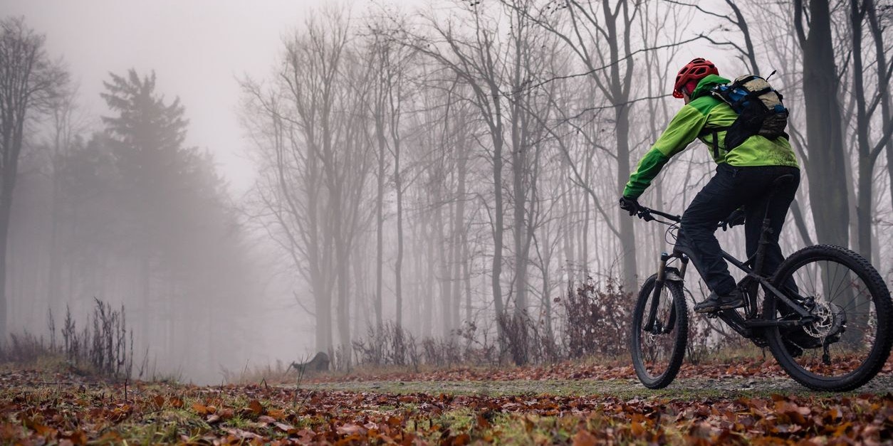Der junge Mann war mit einem Mountainbike unterwegs.