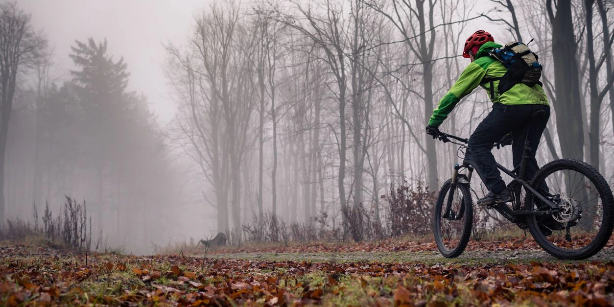 Der junge Mann war mit einem Mountainbike unterwegs.