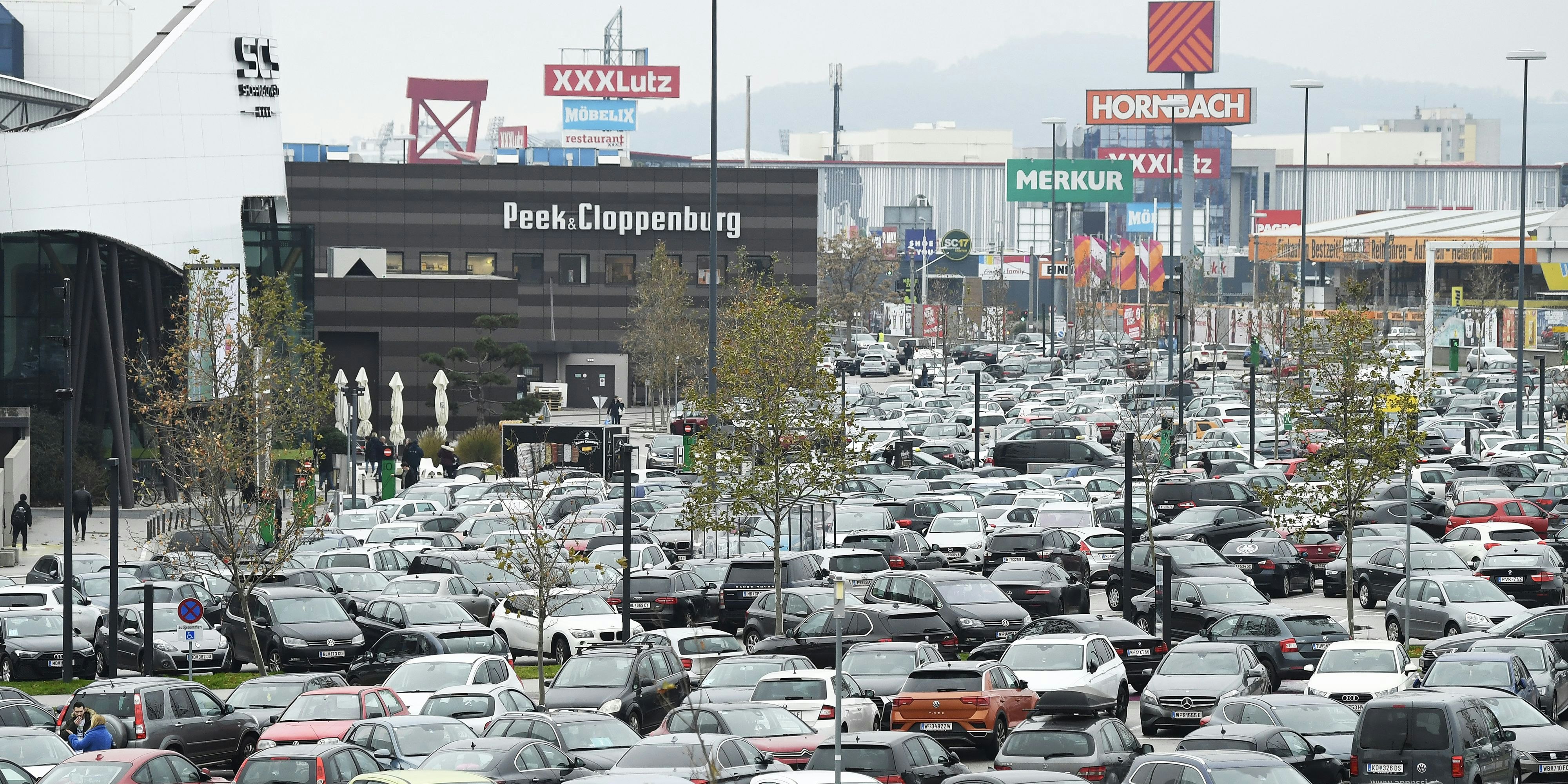 Blick auf den Parkplatz der SCS am Montag, 7. Dezember 2020, in Vösendorf.