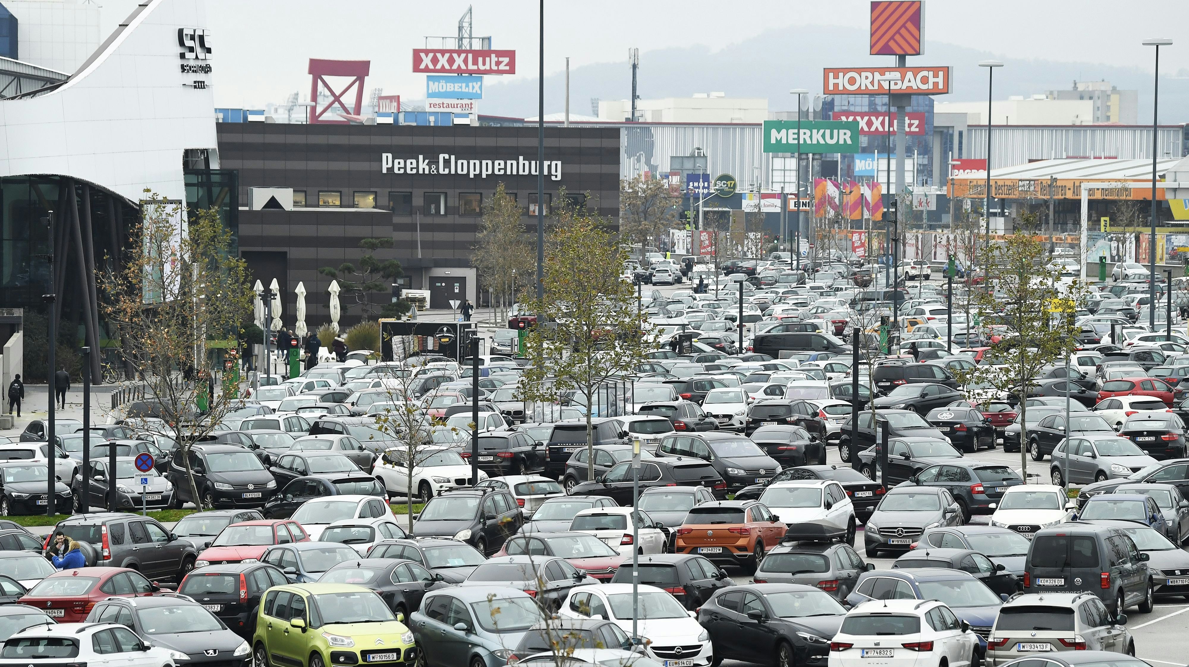 Blick auf den Parkplatz der SCS am Montag, 7. Dezember 2020, in Vösendorf.