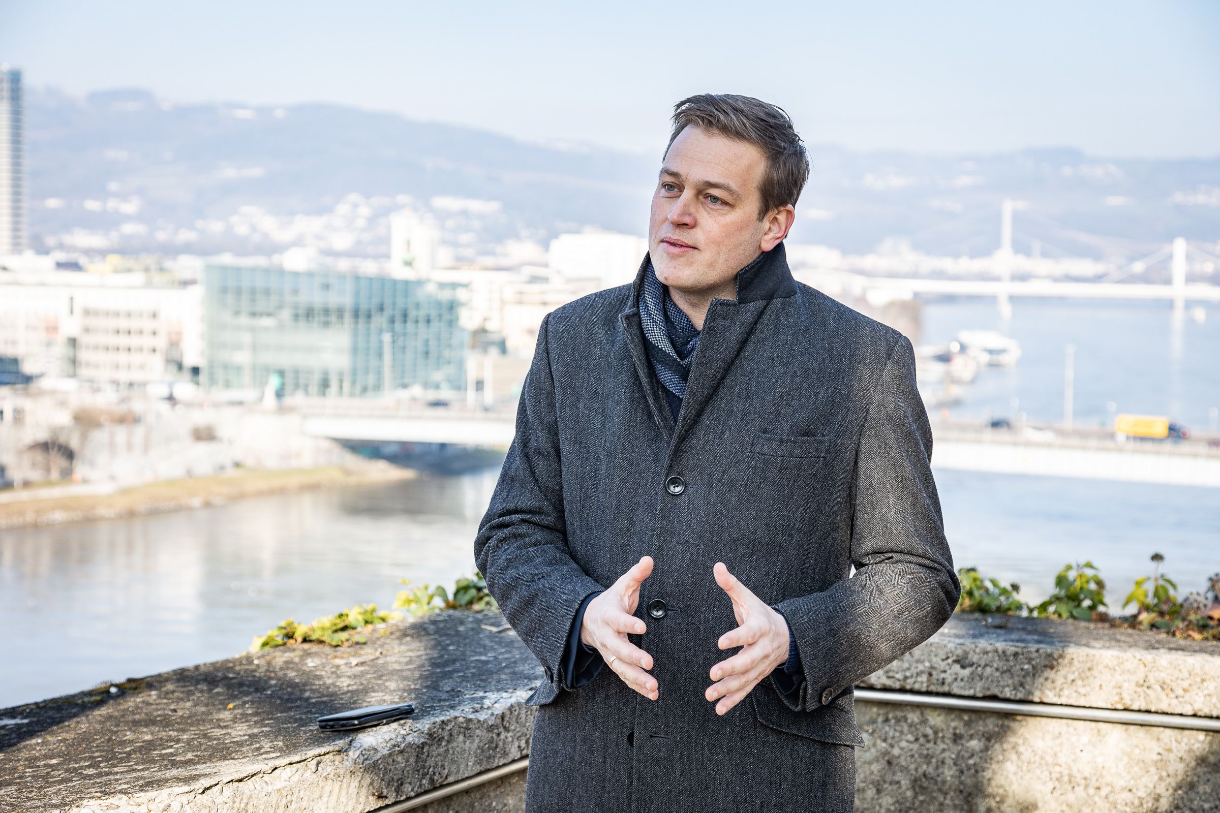 Landesrat Stefan Kaineder im "Heute"-Interview am Linzer Schlossberg.