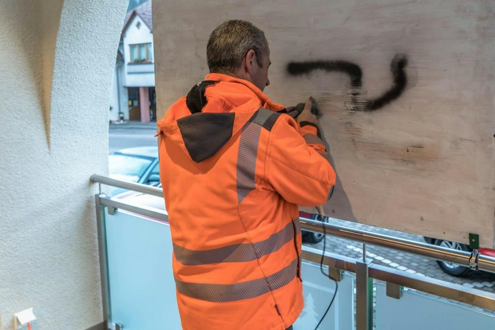 Die Hakenkreuze sind im gesamten Ortskern verteilt.