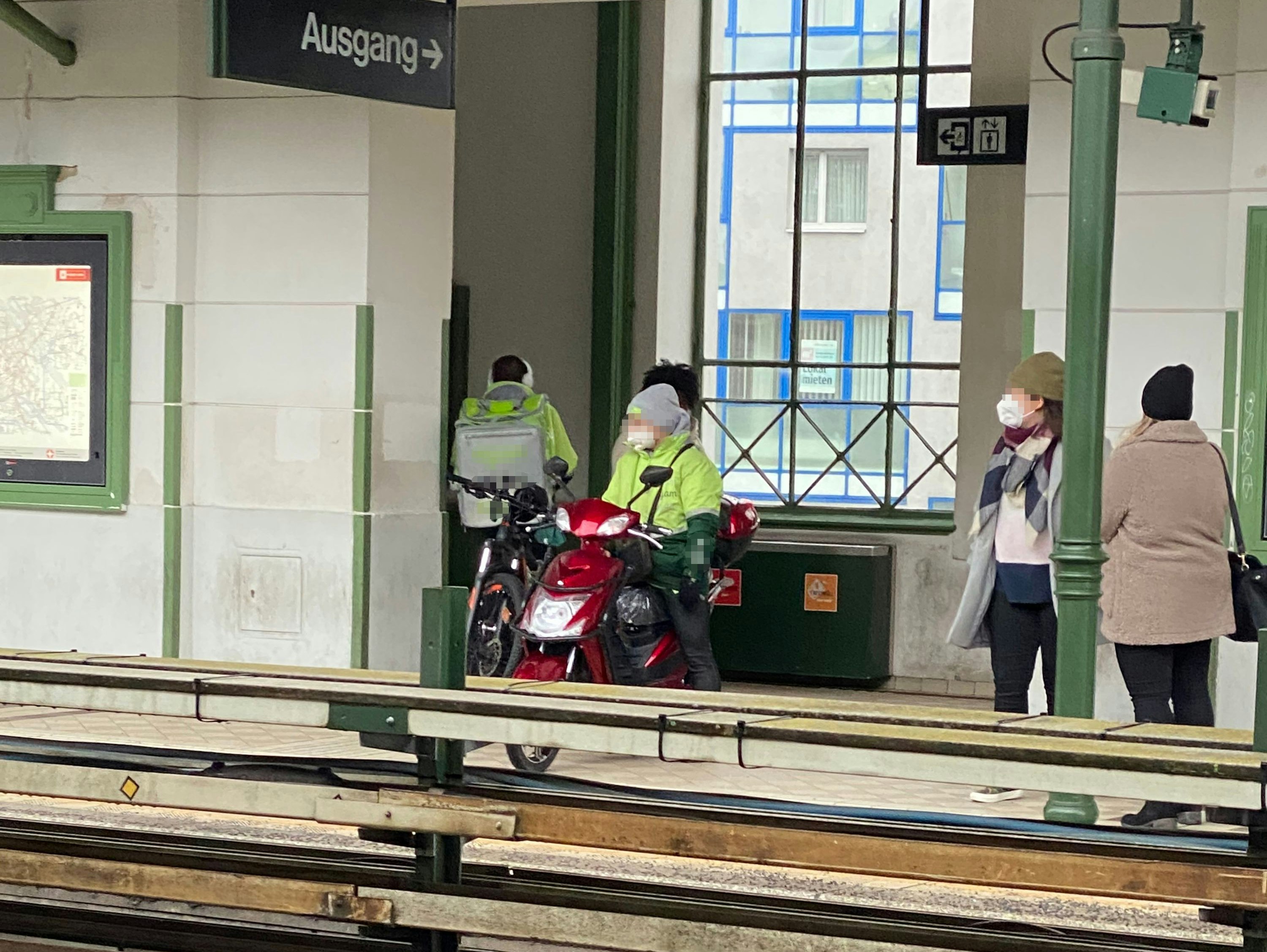 Seltener Anblick: Essen wird mit Moped und U-Bahn zugestellt