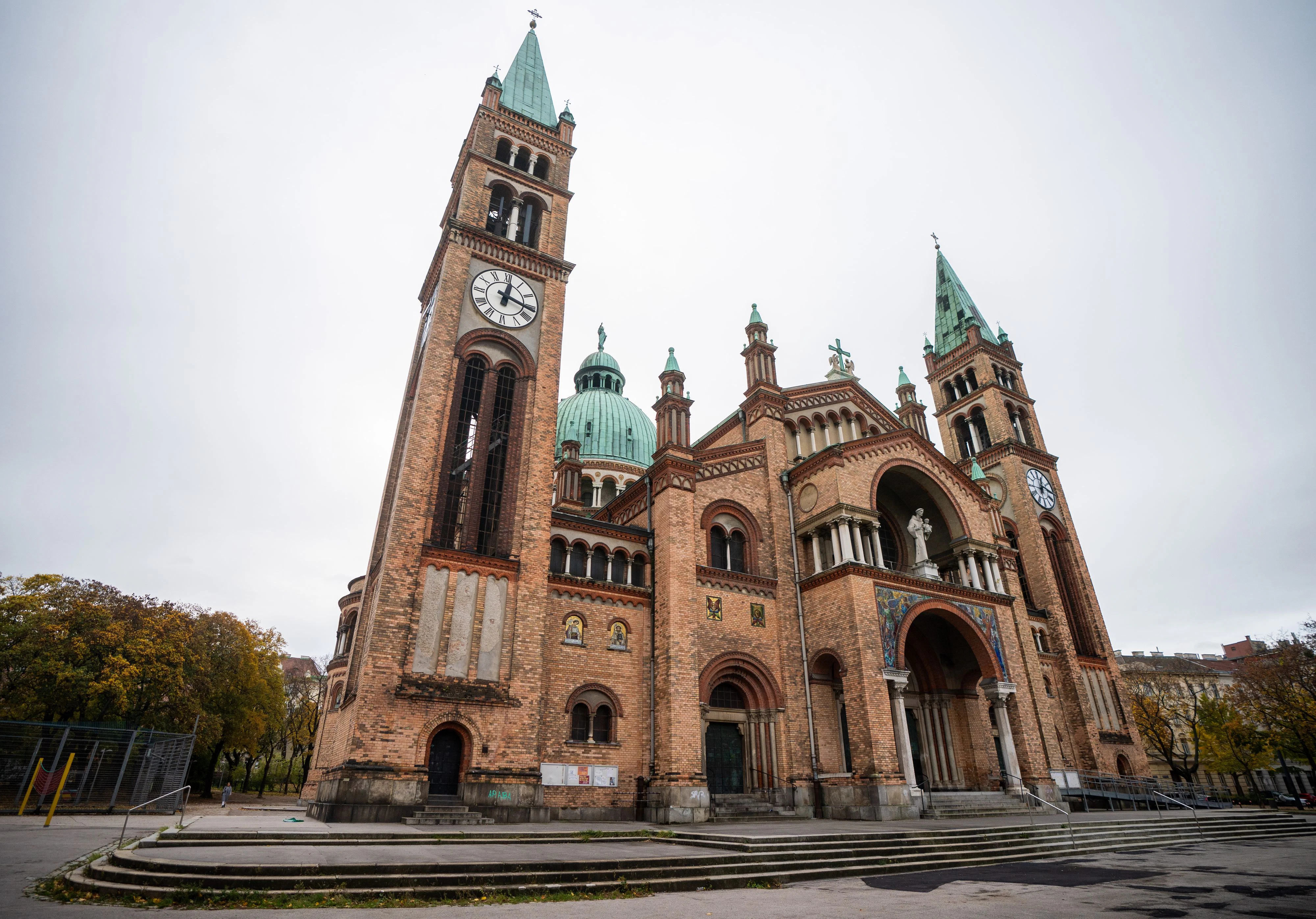 0 Jugendliche sollen Donnerstagabend in die katholische Kirche St. Anton von Padua in Wien-Favoriten eingedrungen sein und dort randaliert haben.