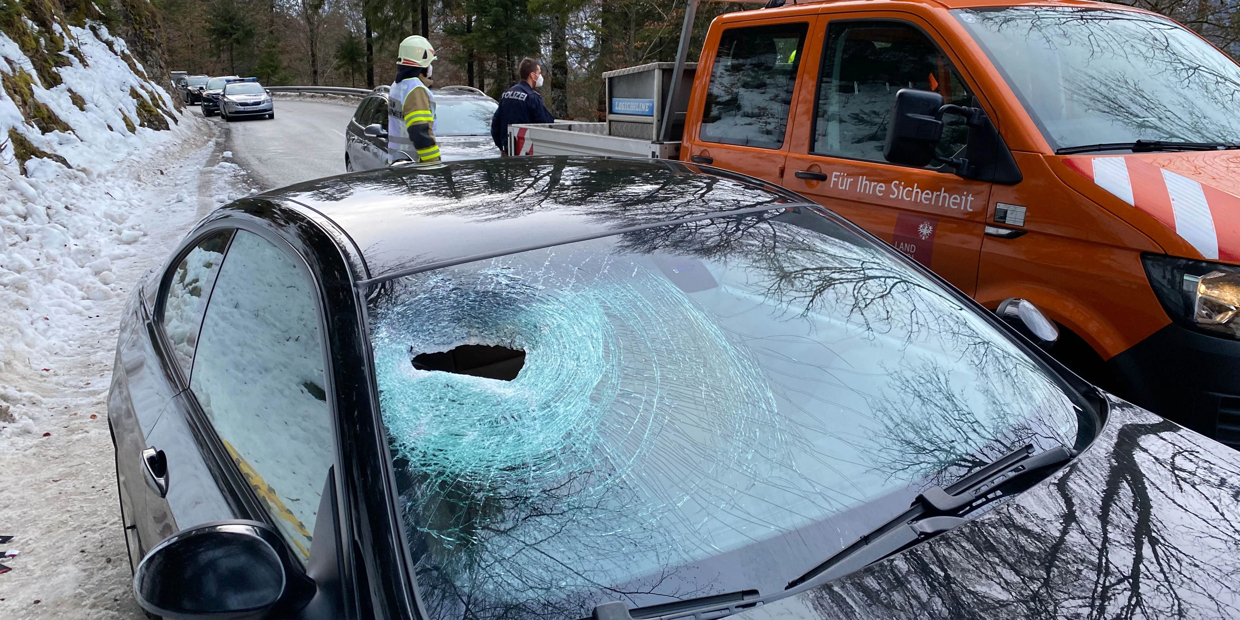 Die Frau wurde von dem Stein getroffen und verletzt.