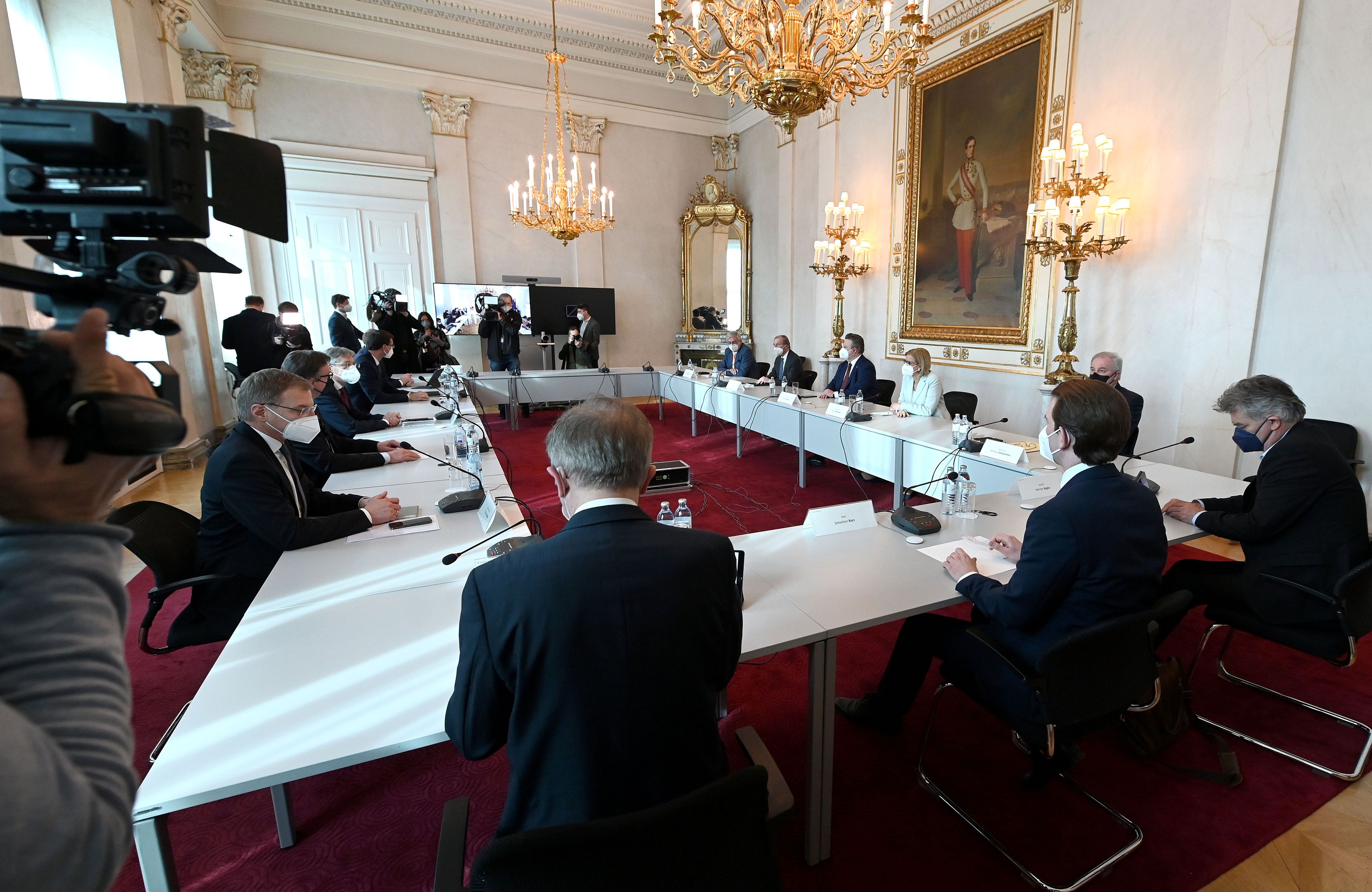 Vizekanzler Werner Kogler (Grüne), Bundeskanzler Sebastian Kurz (ÖVP) und Gesundheitsminister Rudolf Anschober (Grüne) am Montag, 1. Februar 2021, anl. eines Treffens der Bundesregierung mit den Landeshauptleuten zum Thema Lockdown im Bundeskanzleramt in Wien