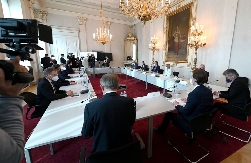 Vizekanzler Kogler (Grüne), Bundeskanzler&nbsp; Kurz (ÖVP) und Gesundheitsminister Anschober (Grüne) am 1. Februar 2021 anlässlich eines Treffens der Bundesregierung mit den Landeshauptleuten zum Thema Lockdown