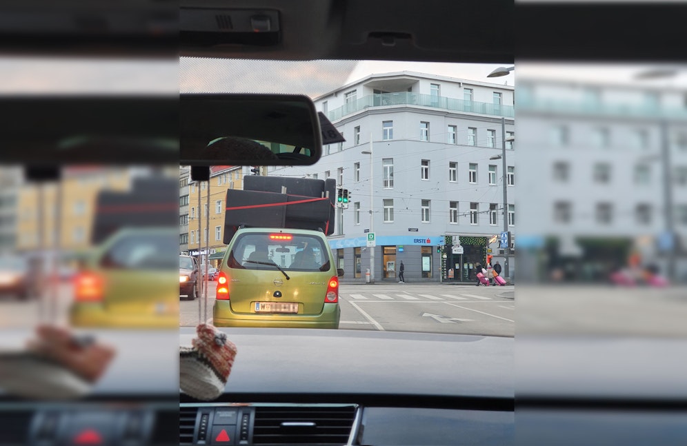 In Wien fuhr ein Opel mit einer Couch auf dem Dach herum.