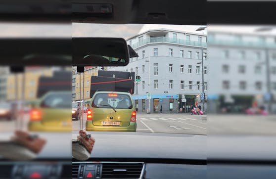 In Wien fuhr ein Opel mit einer Couch auf dem Dach herum.