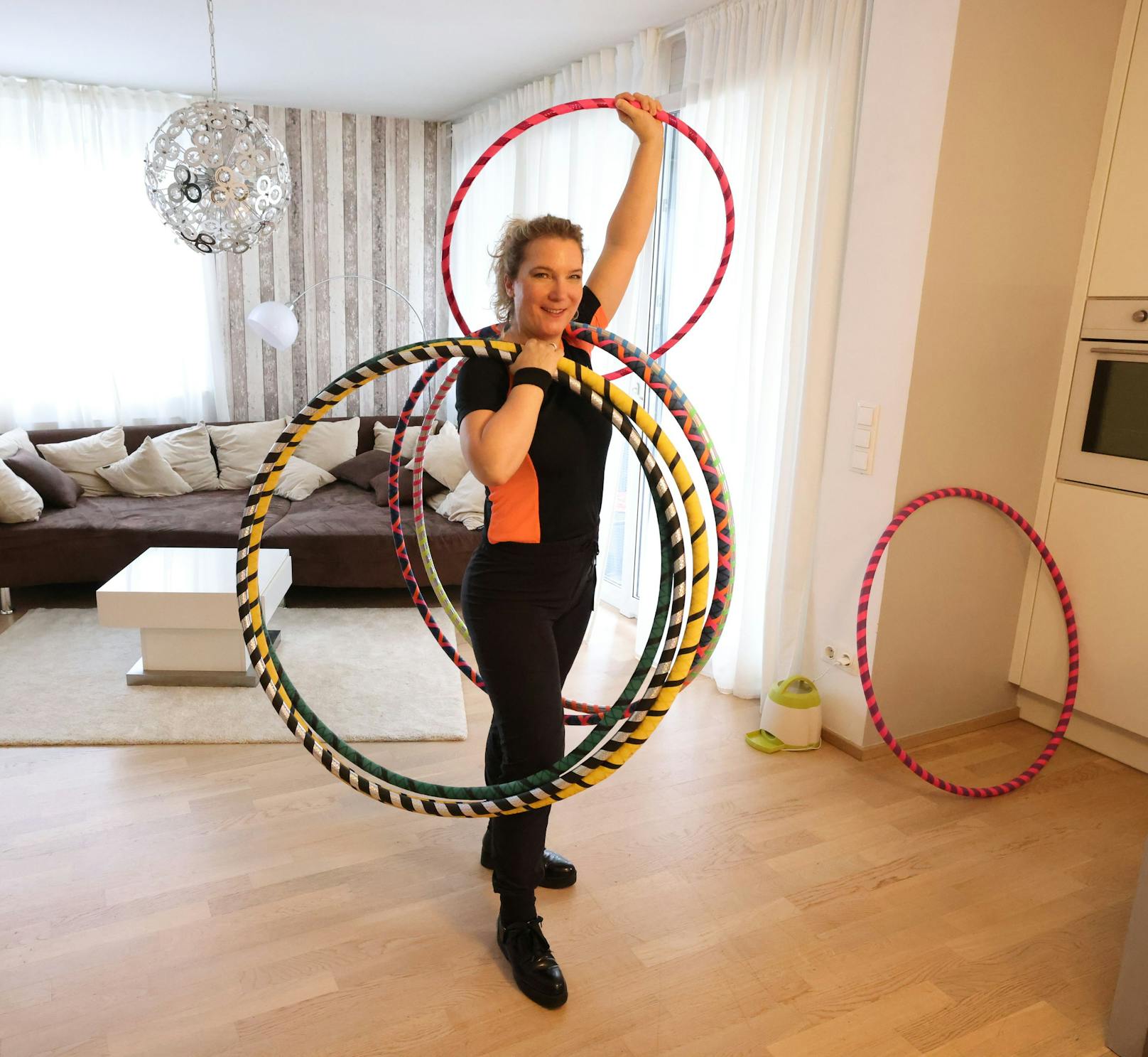 Marina Hora-Pichlbauer fertigt mit "Hoop Your Body" das Trendsport-Accessoire des Jahres an und unterrichtet auch online.<br>