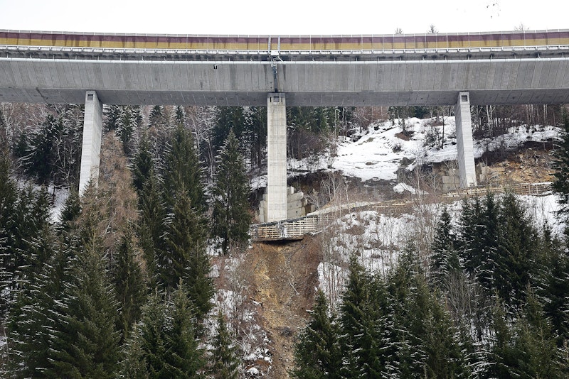 Die A10 Tauernautobahn bleibt nach dem Murenabgang in Gmünd bis Mittwochabend gesperrt.