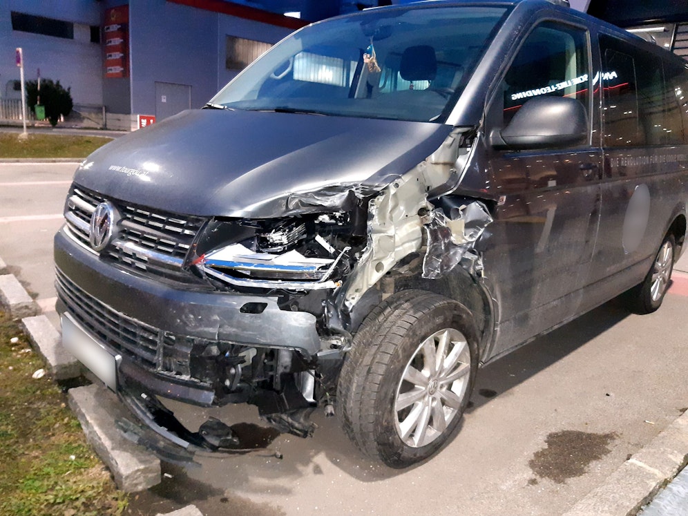 Einer der beiden Pkw, die am Unfall beteiligt waren.