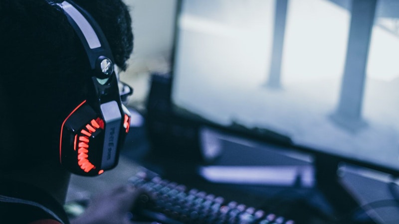 Die wichtigsten Tipps, die jeder Physiotherapeut hier zu Herzen legt, gelten auch beim Gamen nach wie vor: Bildschirmmitte auf Augenhöhe, Schultern nicht nach vorne beugen, Positionen wechseln und regelmäßige Bewegungspausen einbauen.