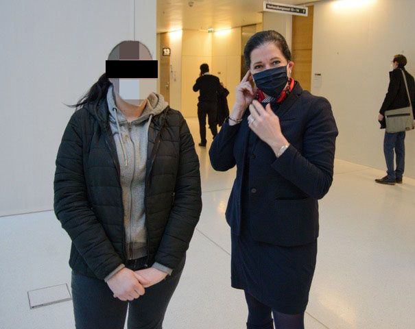 Die Angeklagte mit Anwältin Kristina Venturini