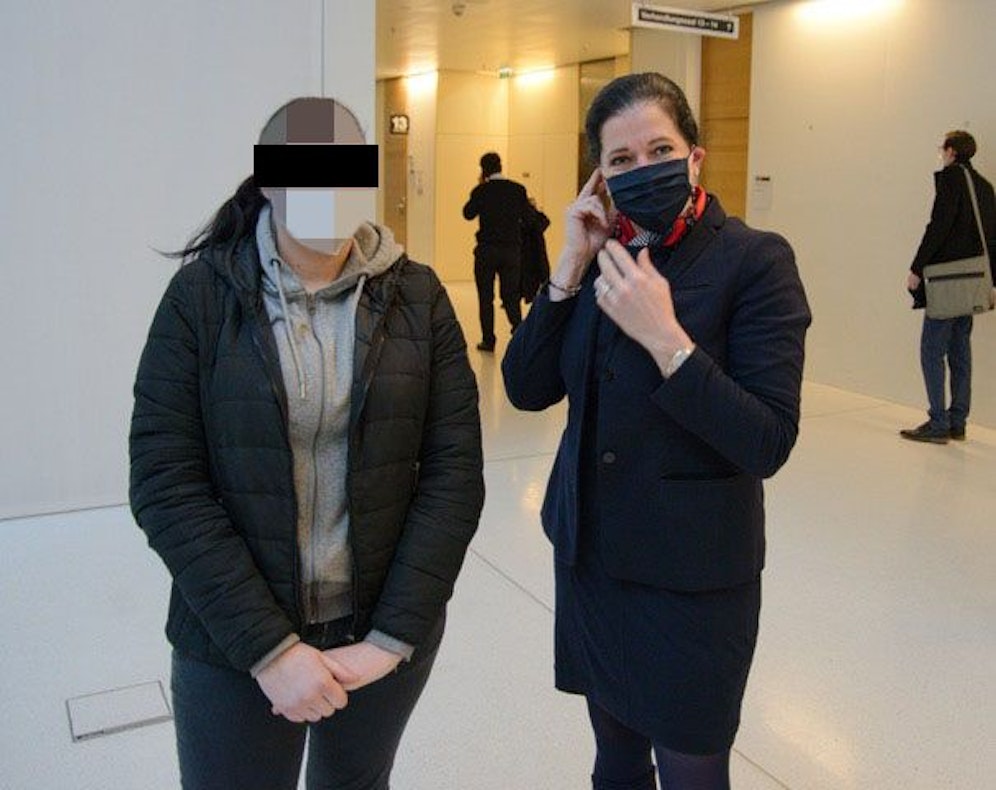 Die Angeklagte mit Anwältin Kristina Venturini